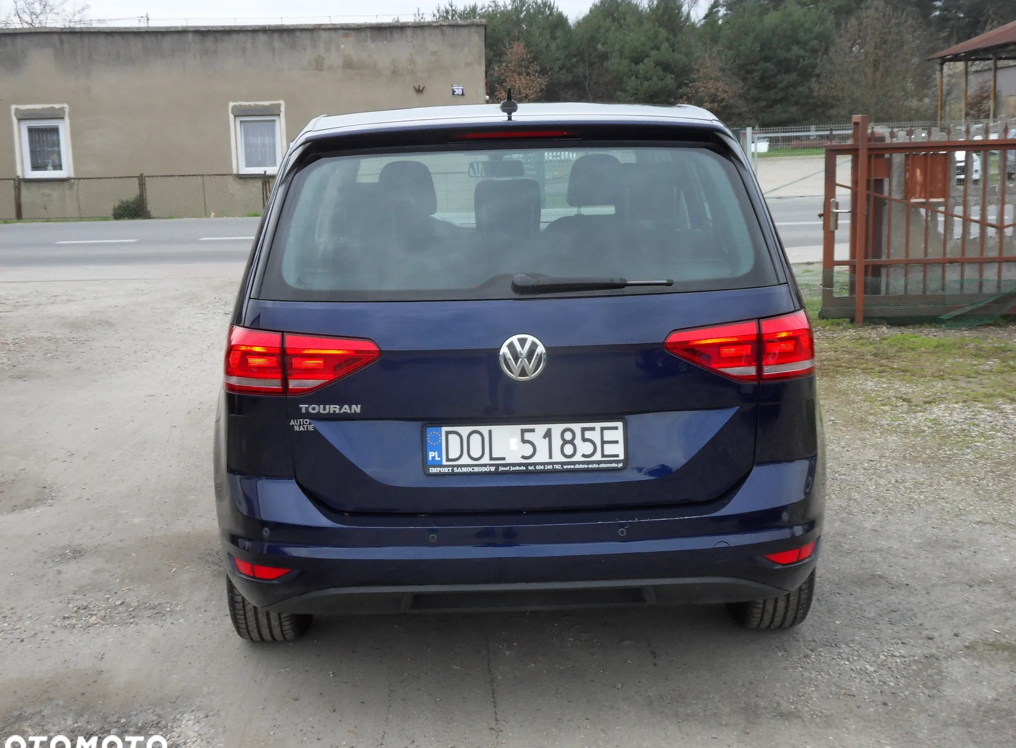 Volkswagen Touran cena 63960 przebieg: 144000, rok produkcji 2018 z Bodzentyn małe 254